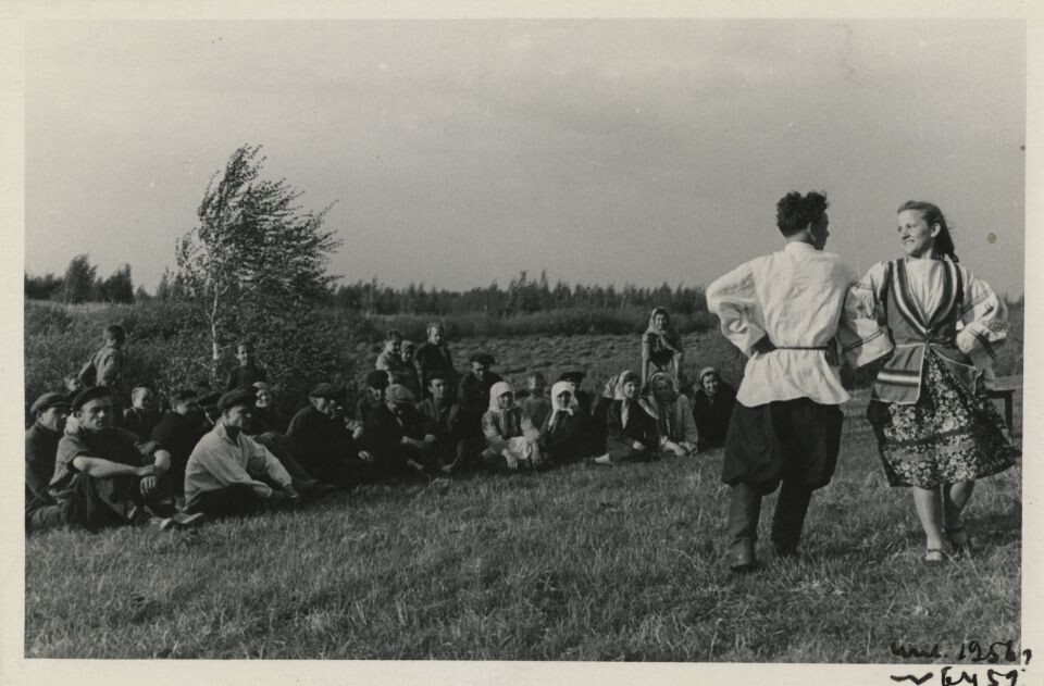    Члены агитбригады Калманского районного Дома культуры Ефанова З. и Пятков Г.В. танцуют гопак на концерте в полеводческой бригаде. 1955 год. Источник: goskatalog.ru, архив АГКМ, Бабин О.Е.
