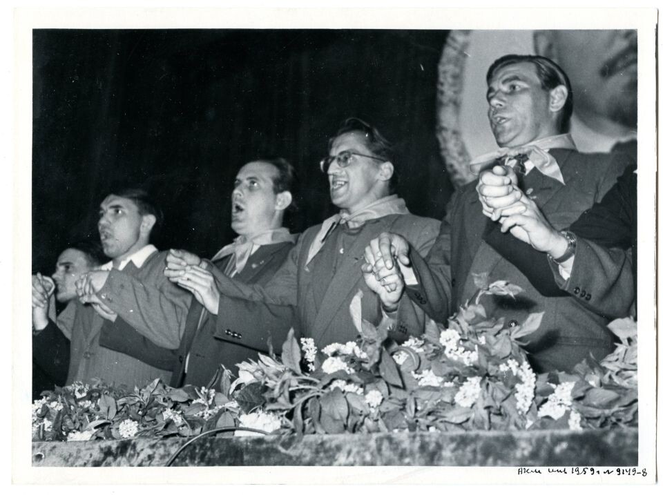    Пребывание в Алтайском крае делегации молодежи Германской Демократической Республики. Делегаты молодежи ГДР вместе с комсомольцами города исполняют гимн студентов перед началом концерта в клубе Меланжевого комбината. 1958 г. . Источник: goskatalog.ru, архив АГКМ, Калинин Н.Н.