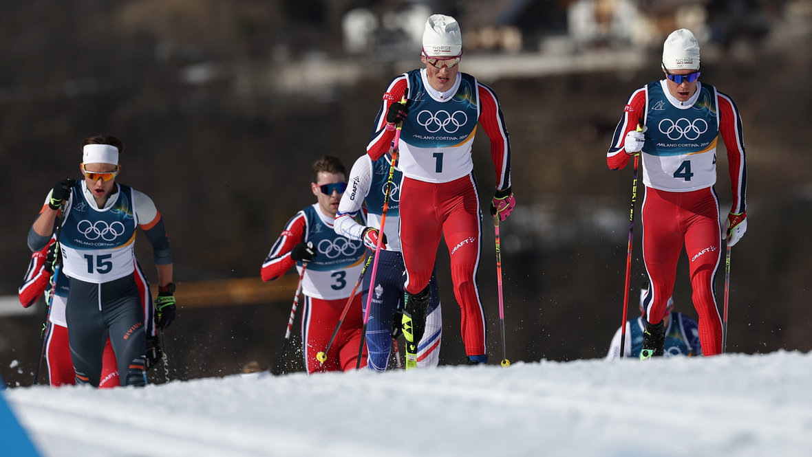    Савелий Коростелев (слева) среди преследователей Йоханнеса Клебо (в центре). Reuters
