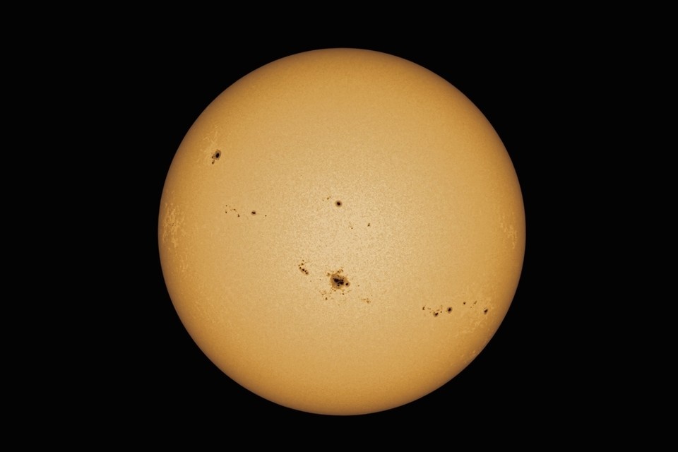    «Погоду» на прошлой неделе сделала молодая и агрессивная группа пятен. В ней произошло какое-то запредельное количество вспышек Фото: photoshopav/Shutterstock/Fotodom