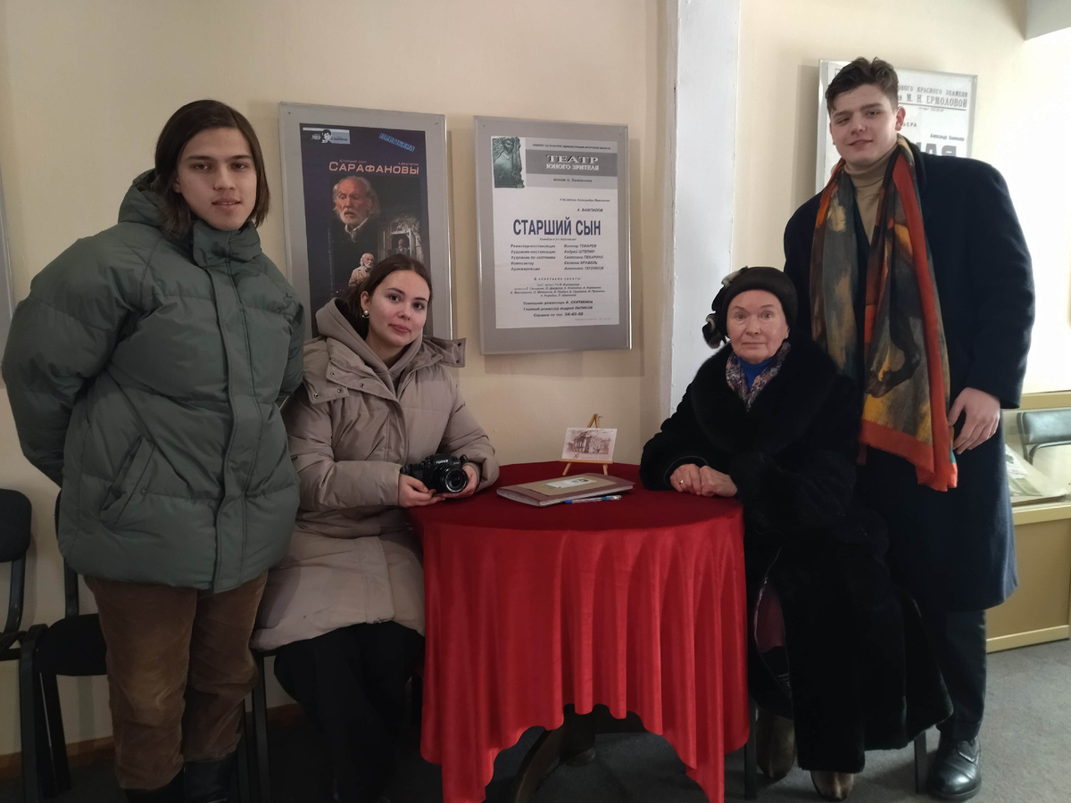 Лев Елисеев, Нелли Черных, Тамара Васильевна и ДанилЮрков  в четвертой комнате Мемориального музея. Ребята оставили теплые отзывы в книге.