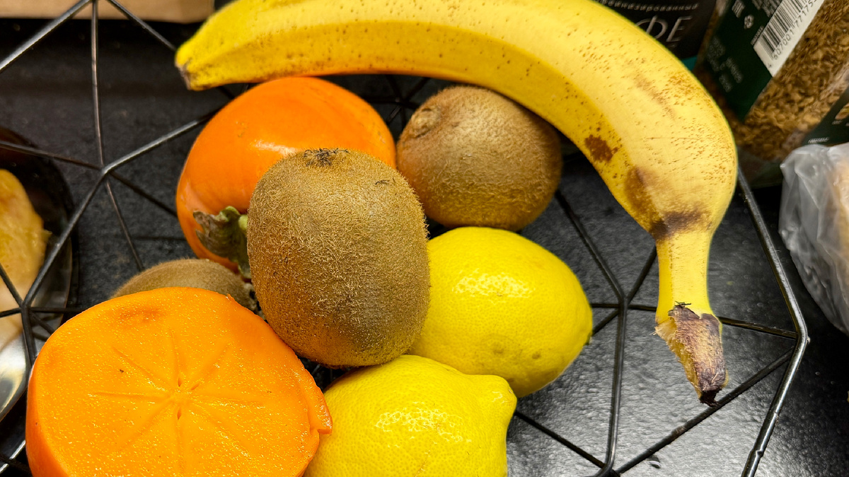 На фото — моя обычная фруктовая тарелка: банан, киви, хурма, лимоны, апельсины. То, что почти всегда есть дома. Просто, доступно, красиво.