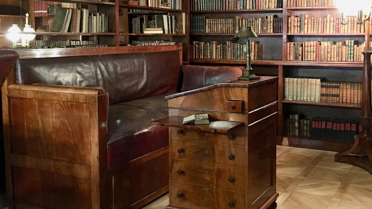 Диван-шлафбанк, на котором умер Пушкин. Экспонат Мемориального музея-квартиры А.С. Пушкина в Санкт-Петербурге