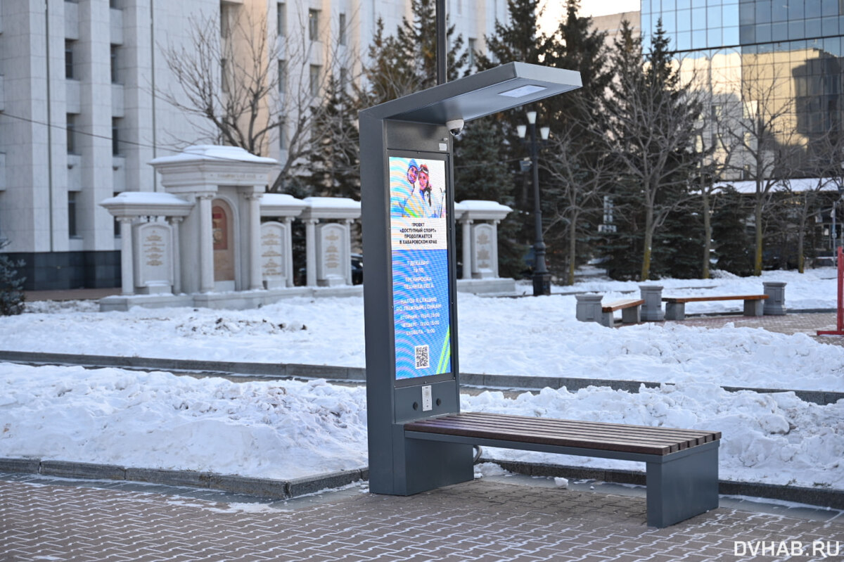    Умные скамейки простояли на площади ровно месяц