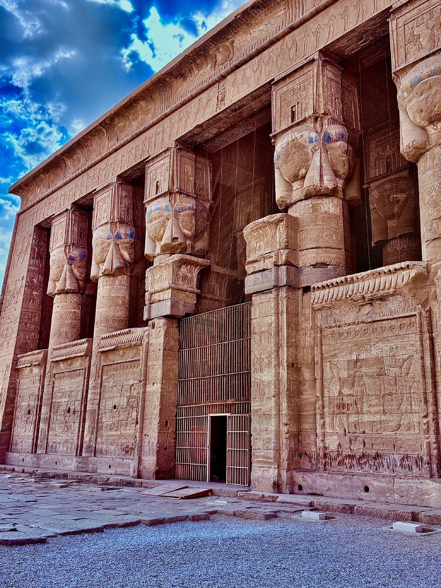 На мой взгляд храм в Дендере самый красивый древнеегипетский монумент сохранившийся до наших дней. Вообще я бы поставил знак равно между экскурсиями в Дендеру и Карнакский храмовый комплекс в Луксоре. Если вы любитель древностей, то посещение этого храма должно быть обязательным пунктом в вашей программе. 