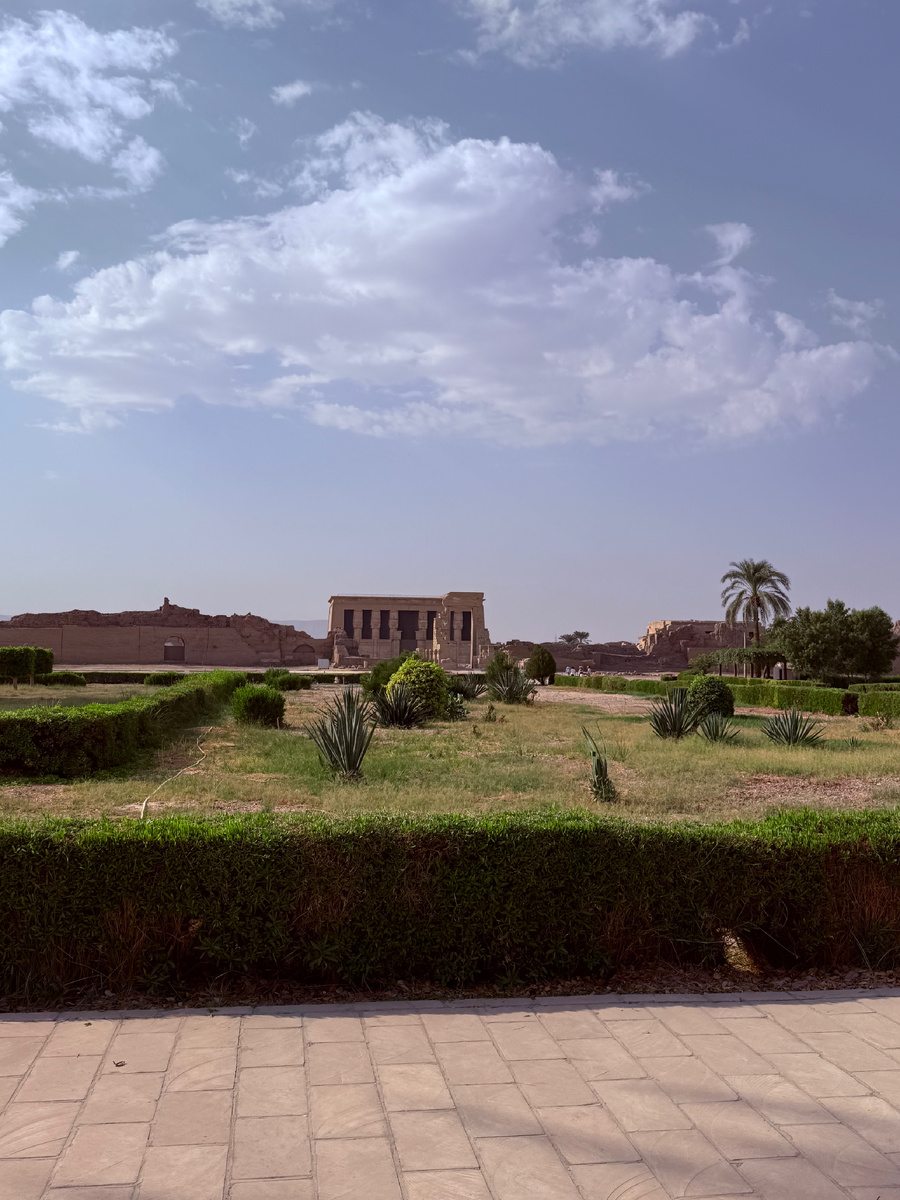 Издалека храм не выглядит внушительно и кажется что обычная древняя постройка. Но внешность обманчива. И внутри и снаружи храм Хатхор просто произведение искусства.