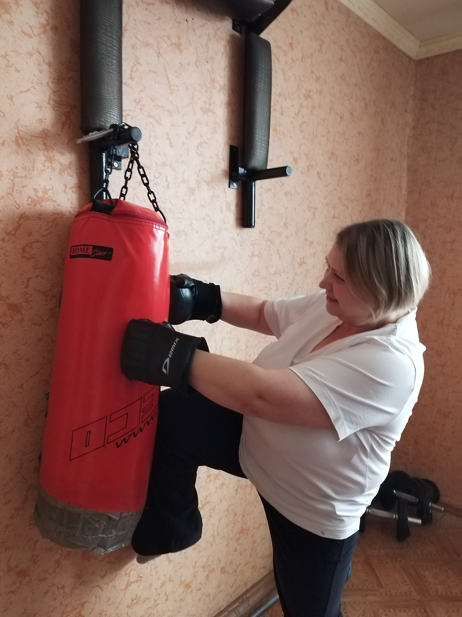 Пытается побороть свои страхи и переживания))))))) 