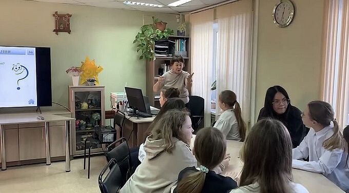 Дети слушают Шуйскую Ольгу Петровну