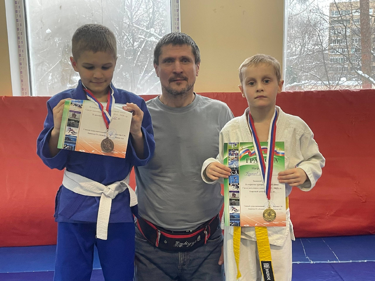 В белой дзюдоги победитель турнира Кузнецов Максим, в синей - бронзовый призёр Уначев Умар. В центре их тренер Шарупич Владимир, старший тренер отделения дзюдо детско-юношеской спортивной школы Олимпийского резерва "Зоркий" и директор спортивного клуба "Кречет"