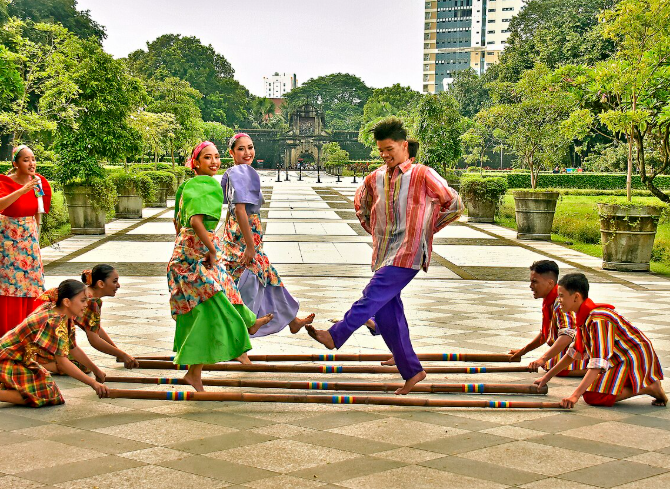 Всегда нужно минимум три человека, даже если танцует один