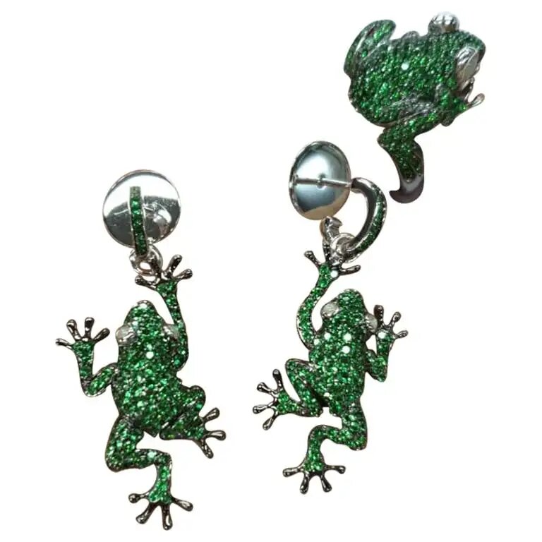 Кольцо в виде лягушки из белого золота 18 карат с бриллиантом цаворитом Lucky Diamond – для нее.