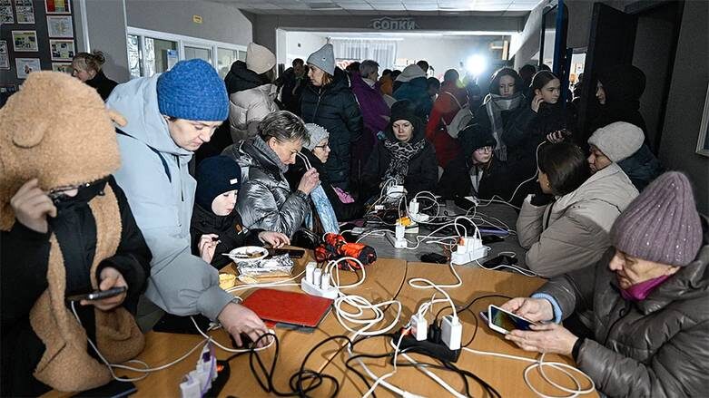   ЛЕВ ФЕДОСЕЕВ/ТАСС: Для обогрева и зарядки гаджетов в Мурманске были организованы специальные пункты