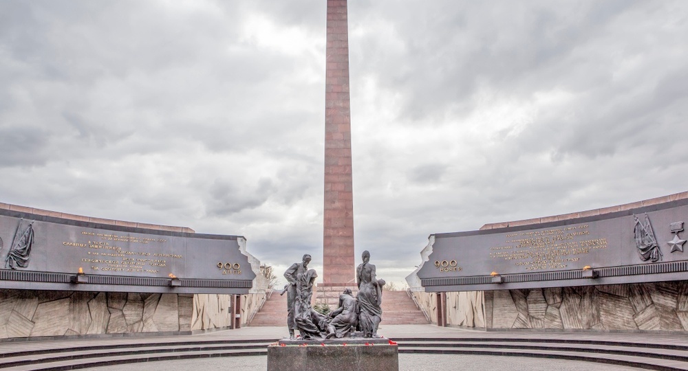 Стела на Площади Победы в Петербурге. Музей "Монумент героическим защитникам Ленинграда"
