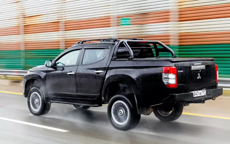 Mitsubishi L200 2021 года выпуска. Краска довольно тонкая – сколы, в том числе и до металла, появляются быстро.Новый GWM Poer или Mitsubishi L200 2021 тест «За рулем»
📷
