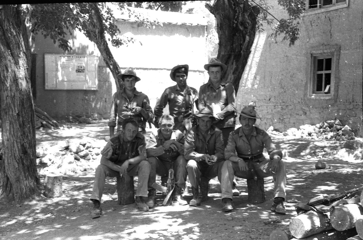 Руха 1984 год Седьмая рота в пункте постоянной дислокации. Стоят ряд. Бойко, ряд. Бабаев, мл.с-т Борисов. Сидят ст.л-т Рязанов, ряд. Абдулкадиров, пр-к Седых, л-т. Зеленин.