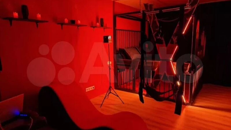     Квартиру для любителей БДСМ-утех с кандалами и большим креслом сдают в Барнауле. «Авито»