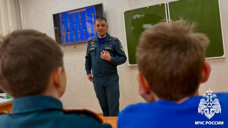 В кадетском классе прошел урок, посвященный наградам МЧС России