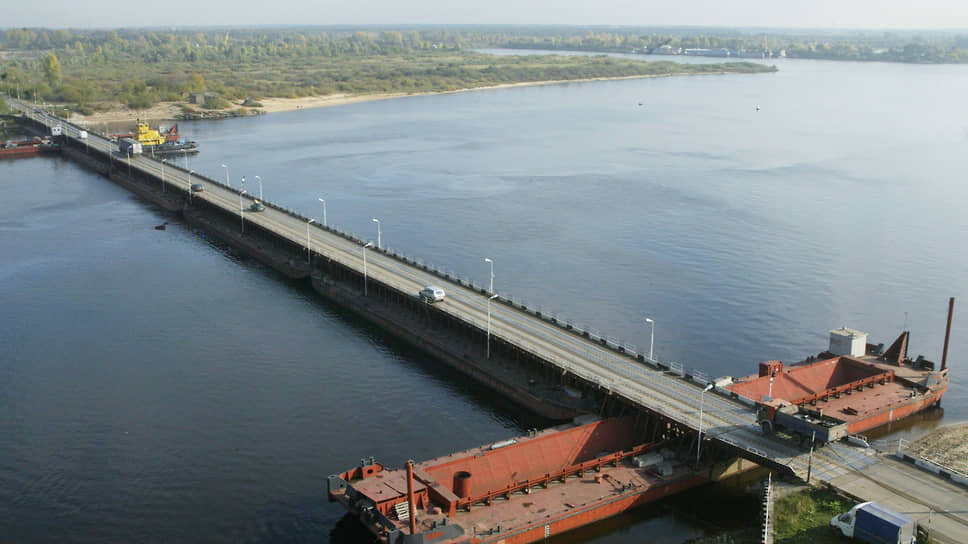 До появления канатной дороги единственный путь из Нижнего Новгорода на Бор лежал по мосту. Летом из-за большого потока транспорта параллельно ему прокладывали дополнительный понтонный мост.📷Фото: Роман Яровицын / Коммерсантъ