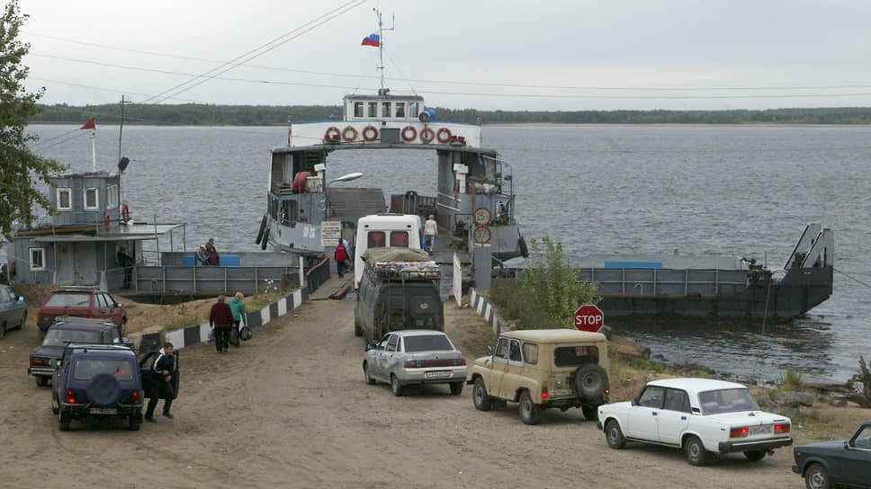 В разгар дачного сезона не спасал даже понтонный мост, и в 2007 году между Нижним Новгородом и Бором открыли паромное сообщение.📷Фото: Роман Яровицын / Коммерсантъ