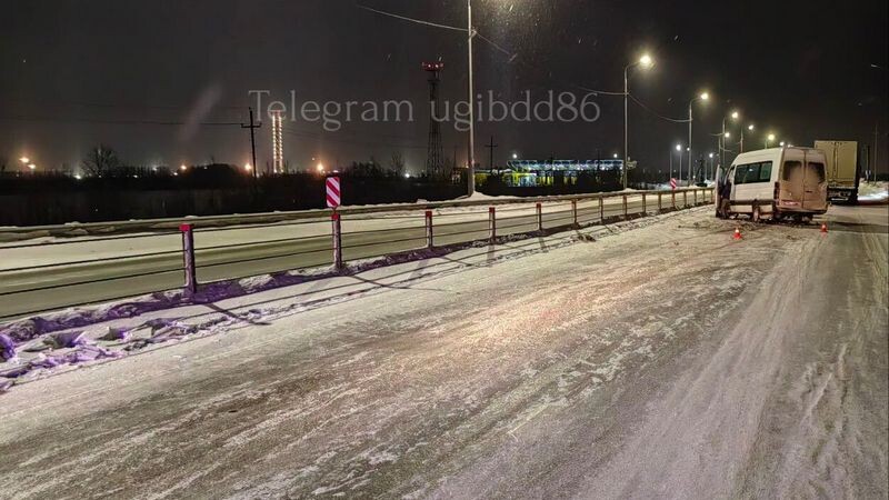    Четыре человека получили травмы в аварии на трассе в Сургутском районе