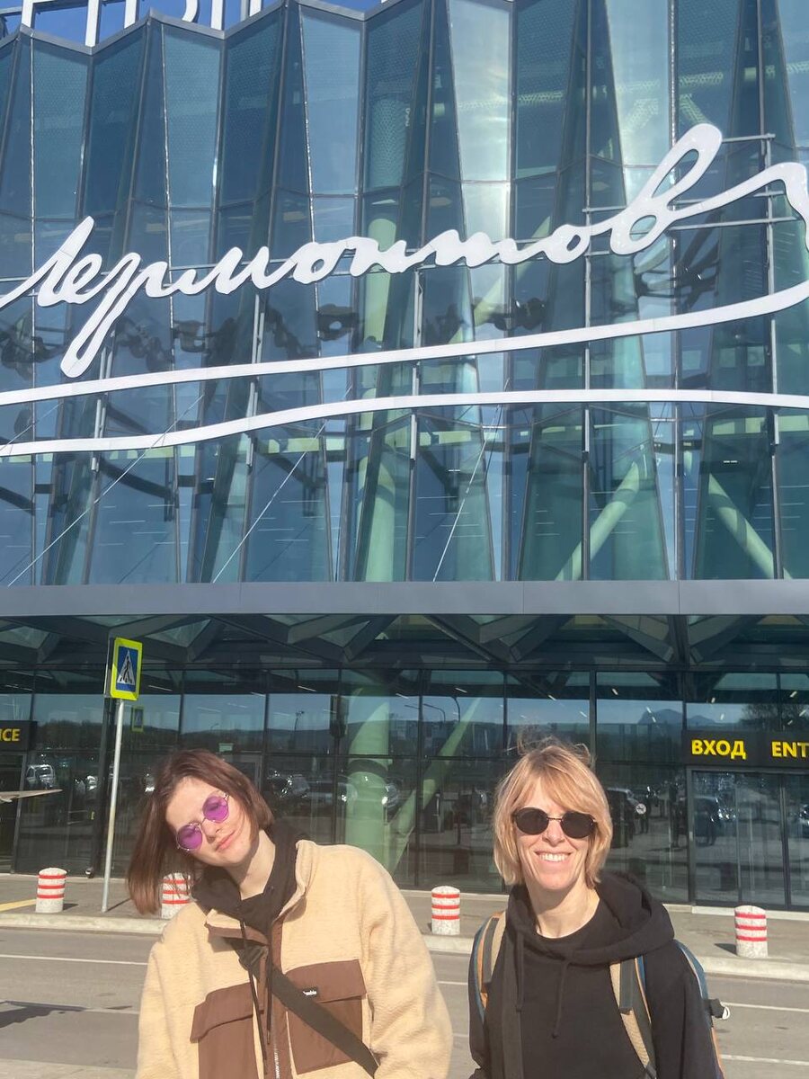 А тут мы уже освоились, сняли куртки и достали очки)