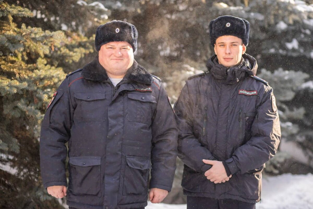     Полицейские Красноярского края выручили оказавшуюся в снежном плену семью