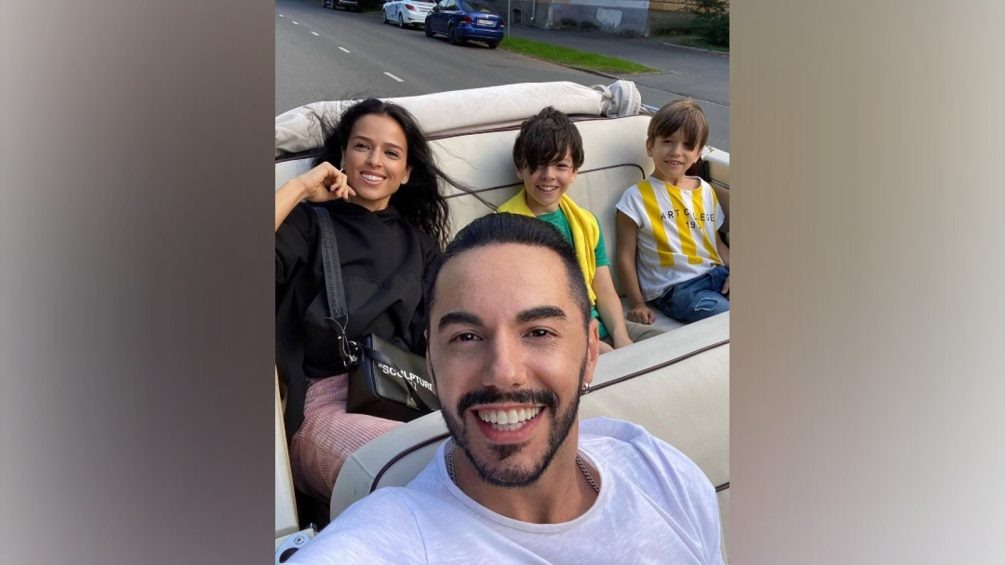    Тимур Родригез с экс-женой и сыновьями