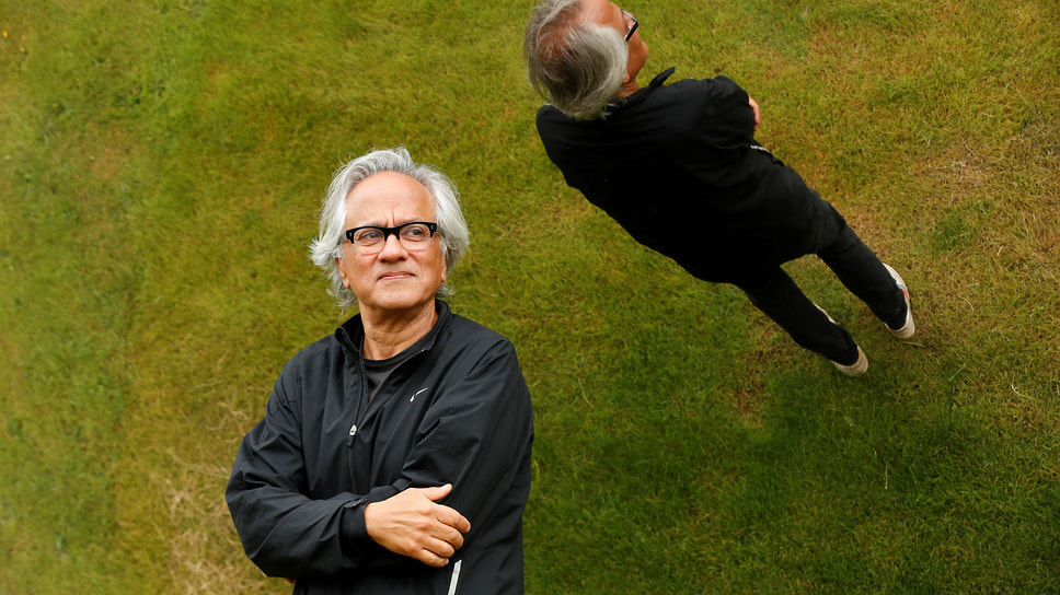 Аниш Капур рядом с одной из своих скульптур в саду Хоутон-Холла в Норфолке, Великобритания, 2020.📷Фото: Matthew Childs / Reuters