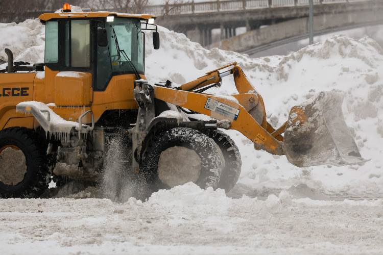    В первые дни после залповых снегопадов власти объявили план «Буран», во время которого количество уборочной спецтехники на улицах города доходило до рекордных 1,3 тыс. единиц.   
Фото: «БИЗНЕС Online»