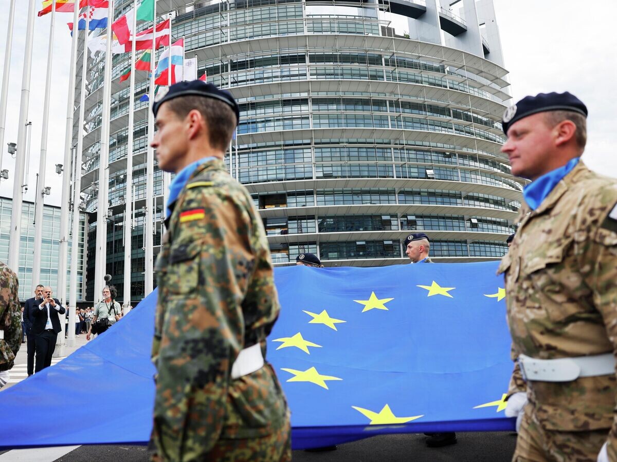    Военнослужащие с флагом ЕС в Страсбурге | © AP Photo / Jean-Francois Badias