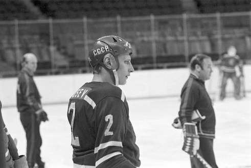 Александр Гусев во время первой клубной Суперсерии 1975-76 гг. Тренировку проводят тренеры Вениамин Александров и Константин Локтев