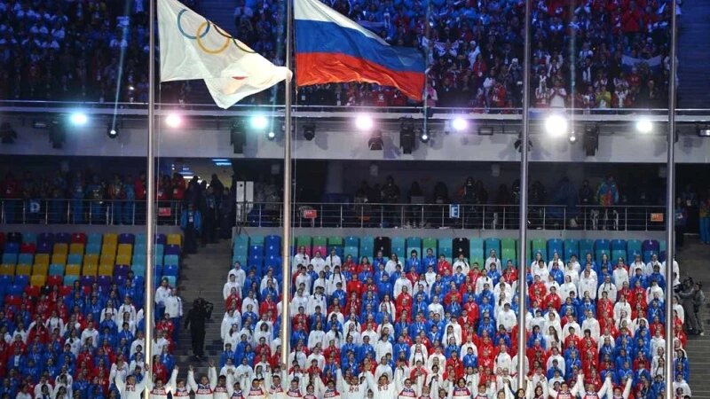     Олимпийский и российские флаги. www.kremlin.ru