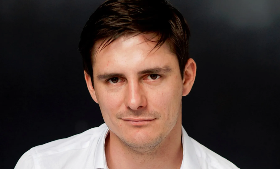 Знаменитая красавица-жена, долгий брак и единственная дочь. Как живёт звезда сериала «Невский» Дмитрий Паламарчук