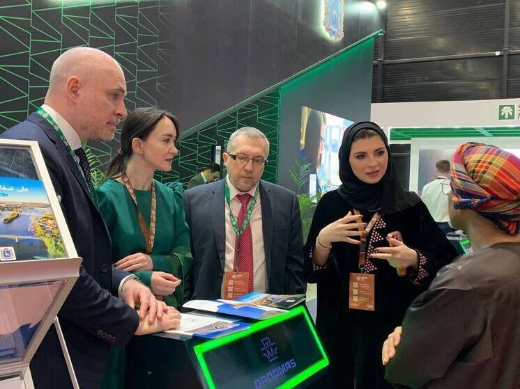     Экспозиция вызывает значительный интерес у участников выставки — гостей подробно информируют об условиях ведения бизнеса в регионе, мерах поддержки инвесторов и возможностях для реализации совместных проектов. Фото: ТГ-канал Павла Финка