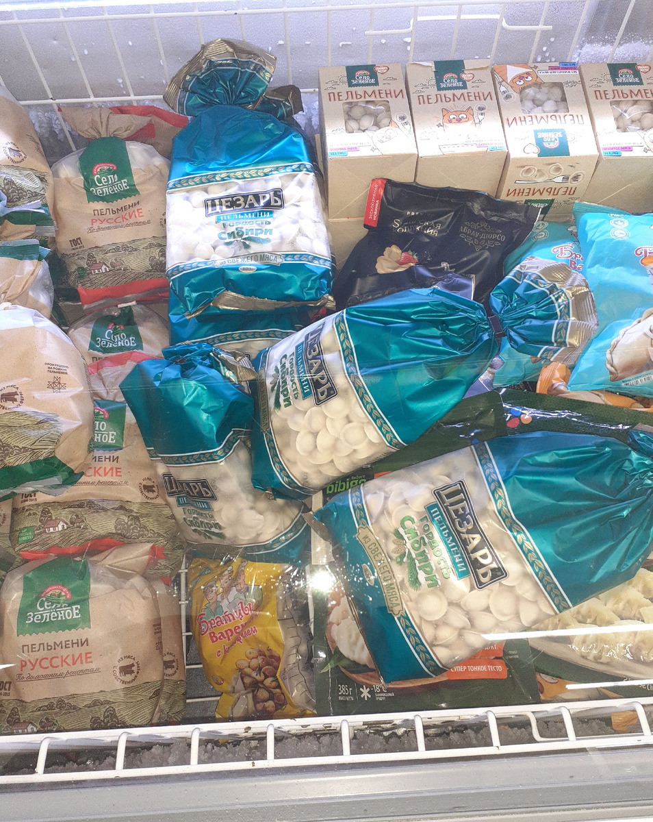 Витрина магазина у дома. Пельмени есть.