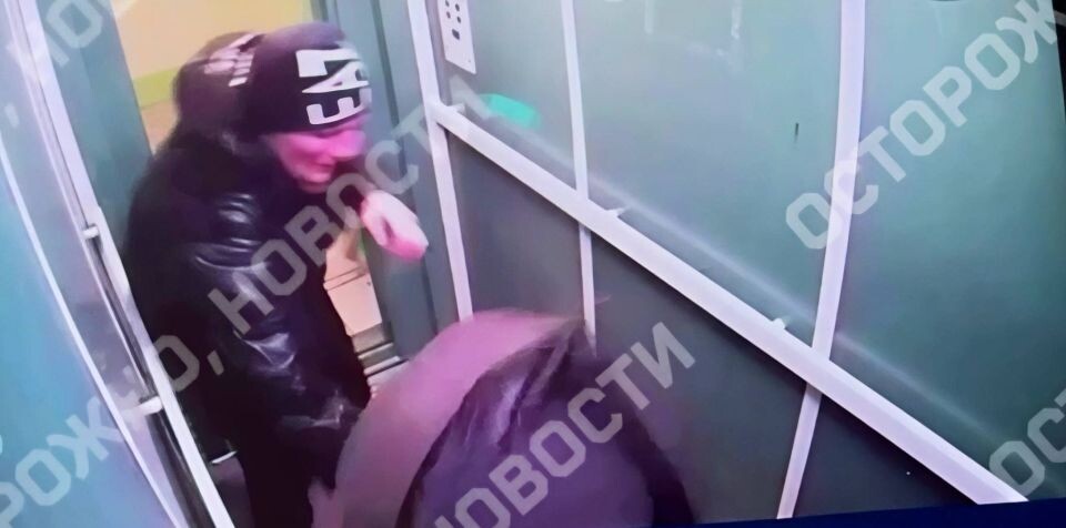    Момент конфликта в лифте. Источник: кадр видео, t.me/ostorozhno_novosti/45832