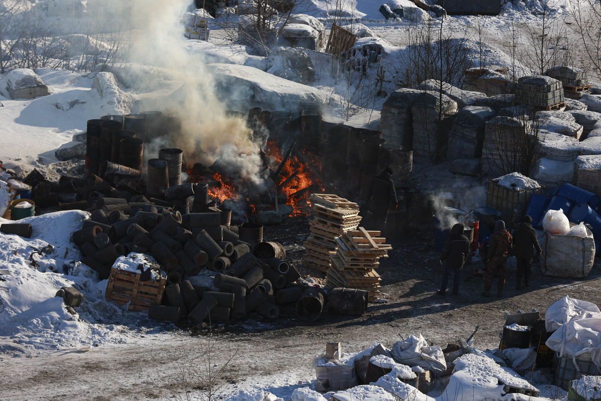 Тление мусора зафиксировано на площади 500 квадратных метров.  Фото: ФедералПресс / Иван Кабанов