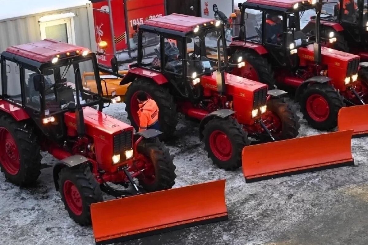    Губернатор и мэр Омска передали дорожникам 44 единицы новой техники