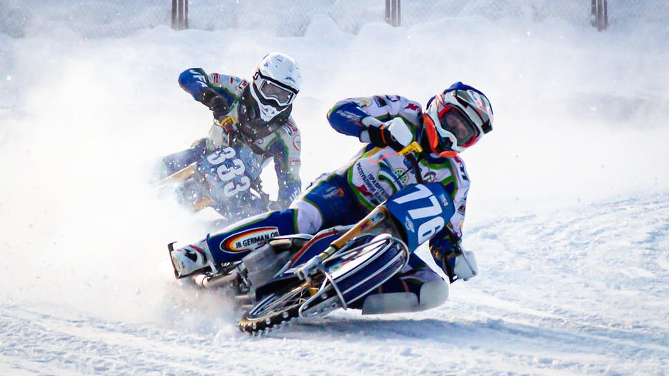 Никита Богданов (справа) занял третье место на этапе, но все еще с большим отрывом лидирует в общем зачете чемпионата России по ледовому спидвею.📷Фото: Идэль Гумеров / Коммерсантъ