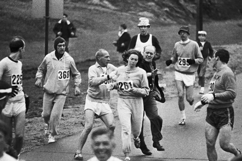 Источник фото: thevoicemag.ru * Катрин Швитцер, изменившая отношение мужчин к женщинам в спортивном мире, стала первой, кто пробежал Бостонский марафон.