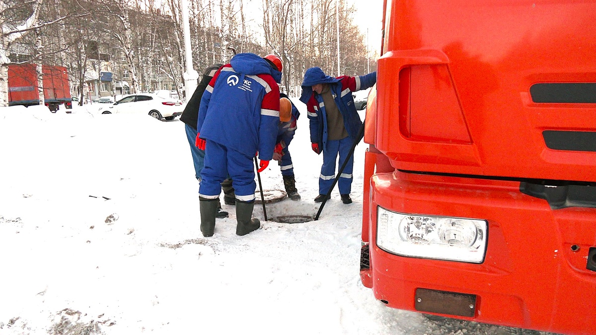    В Нижневартовске в режиме нон-стоп устраняют коммунальные засоры