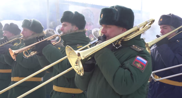 Бравурные марши исполняет оркестр Восточного военного округа / скриншот кадра видео телеграм-канал Мария Костюк