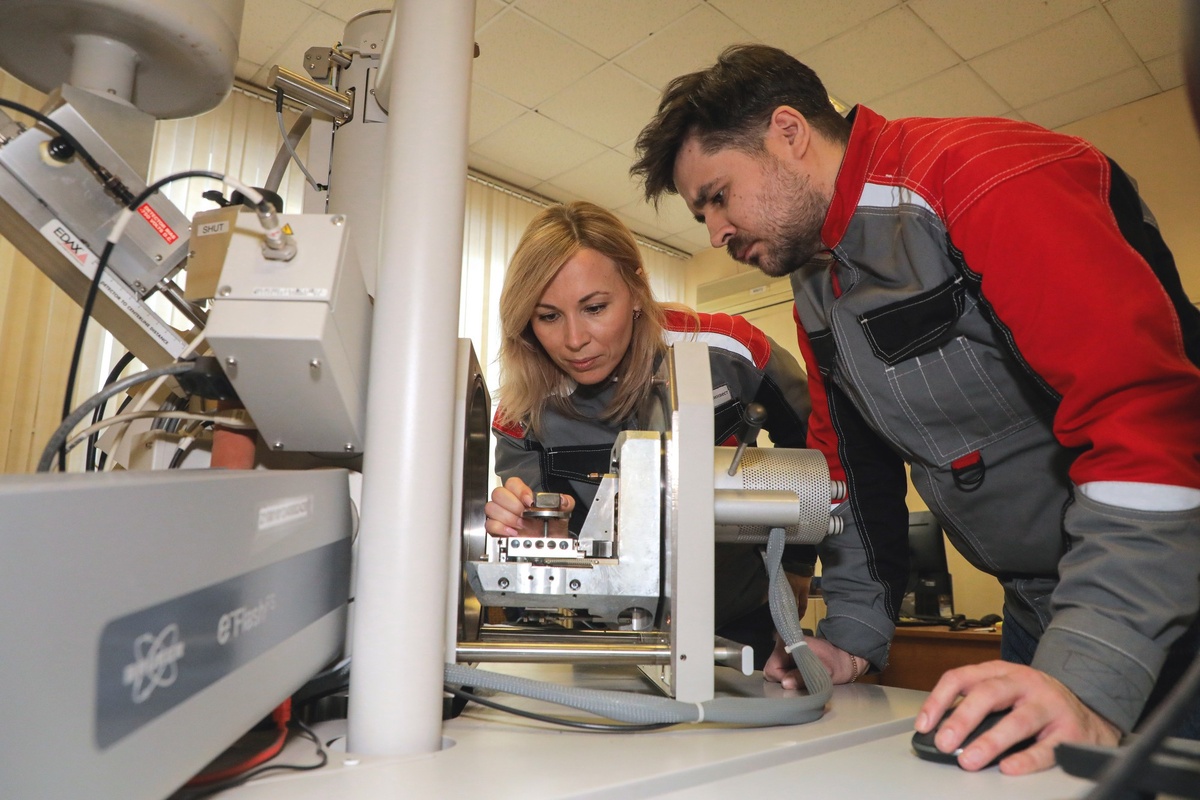 Инна Панкратова и инженер отдела металловедения Ярослав Парахин определяют состав включений на растровом электронном микроскопе. Фото Валерия Воронова / «Медиацентр»