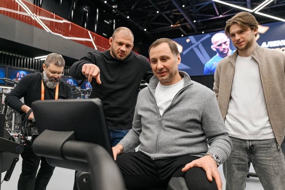    Иван Штырков (слева) показал Алексею Морозову (справа) и Владимиру Галкину (по середине) зал RCC GYM. Фото: пресс-служба РМК