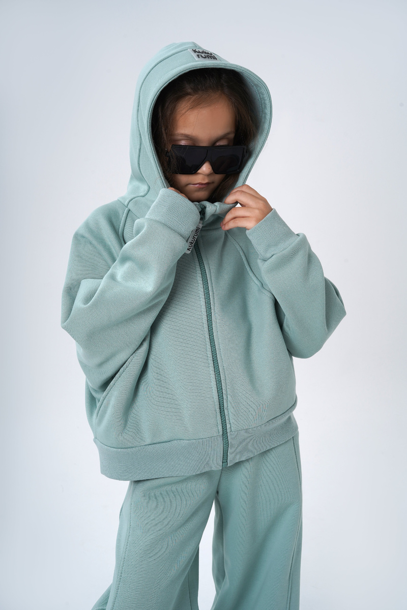 Все цвета классные благородные — «черный графит», оливковый,  бордо.