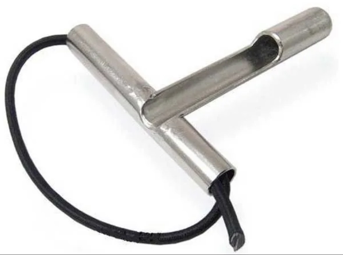 Заряжалка для подводного ружья: урок, выбитый гарпуном

Тот день на реке обещал быть обычным — из тех, что складываются в калейдоскоп подводного охотника: привычное движение против течения, прохладная гладь воды, игра света сквозь толщу… Я отправился не с напарником, а с братом — и это, пожалуй, единственное, что нарушало привычный ритуал.

Погрузился. Охота пошла ладно: карась ловился щедро, толстолобик поддавался метким выстрелам. Но сейчас, вспоминая тот день, я понимаю: главные события ждали меня не в водной стихии, а на грани беспечности и опыта.

В руках у меня была заряжалка — та самая, что шла в комплекте с ружьём. Простая, ровная, без Т‑образной планки, которая бережно вытягивает остриё гарпуна, оберегая пальцы. Она казалась надёжной — до того мгновения, когда вдруг повернулась.

Время схлопнулось в один острый миг: металл вонзился в руку, словно холодный упрёк за недосмотр. Боль пришла позже — сначала было только шоковое осознание: вот так, в одно движение, рушится иллюзия контроля.

Теперь в моём арсенале только Т‑образная заряжалка. Она словно молчаливый страж, напоминающий: даже в привычных действиях таится риск, если забыть о технике безопасности.

Этот урок я запомнил не словами, а шрамом. И если мой рассказ заставит кого‑то дважды проверить снаряжение перед погружением — значит, та боль обрела смысл. Берегите себя: в глубине ждёт не только добыча, но и безжалостная проверка на внимательность.