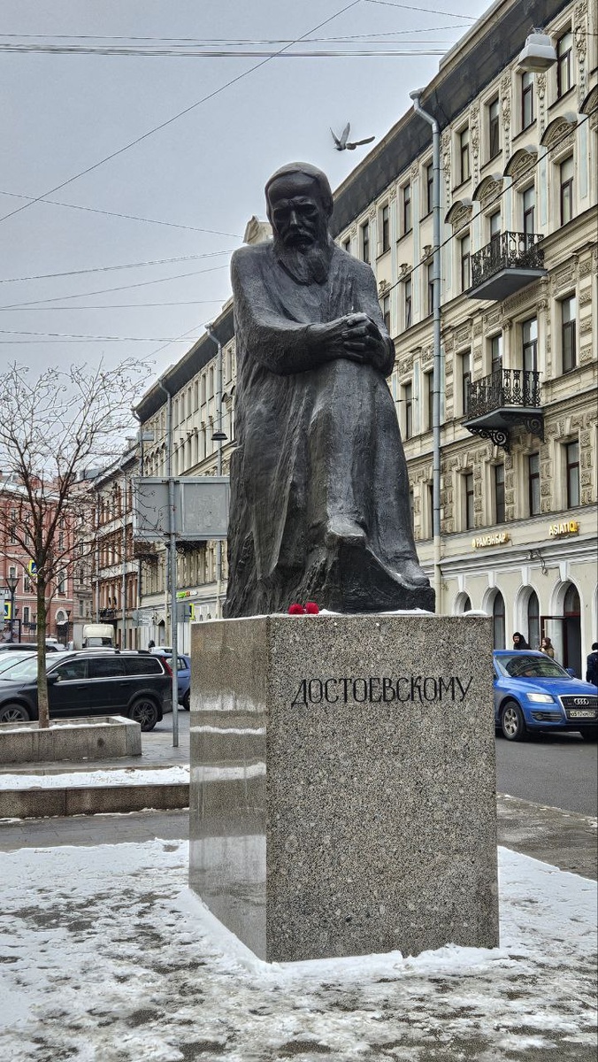 Памятник Достоевскому в Санкт-Петербурге на Владимирской площади (фотография автора).