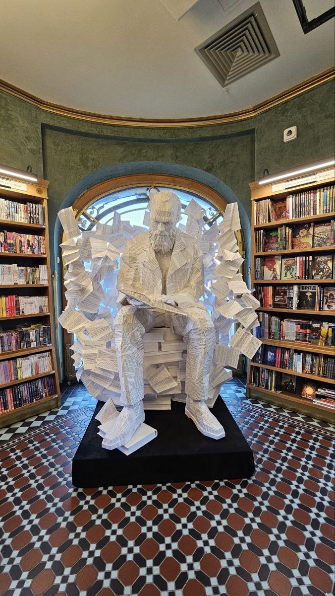Скульптура Достоевского в полигональном стиле Дома книги в 2025 году (фотография автора).