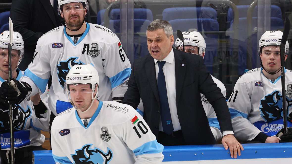    Главный тренер «Динамо» Дмитрий Квартальнов и хоккеисты команды.Александр Федоров