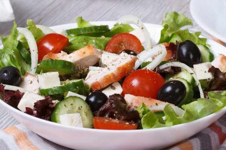 Кето-салат с курицей и фетой
